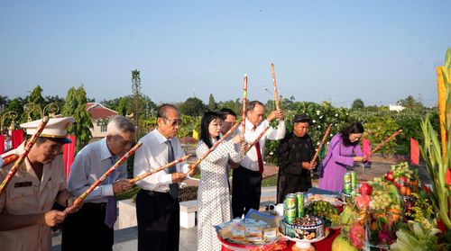 Các đồng chí lãnh đạo tỉnh và nguyên lãnh đạo tỉnh dâng hoa, dâng hương tại Đài tưởng niệm.