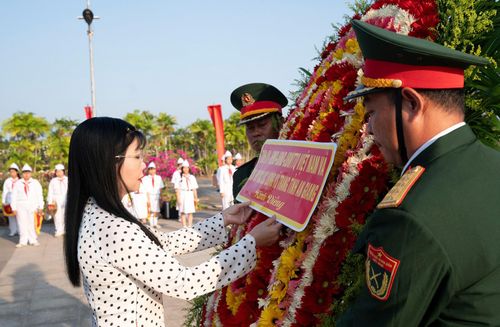 Phó Bí thư Tỉnh ủy, Chủ tịch Ủy ban MTTQ Việt Nam tỉnh An Giang Trần Thị Thanh Hương thực hiện nghi thức dâng hoa tại Nghĩa trang liệt sĩ tỉnh.