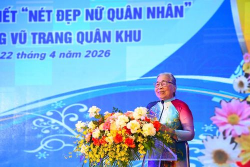 Anh hùng Lực lượng vũ trang nhân dân Hồ Thị Kim Thanh, Trưởng ban Liên lạc Hội Liên hiệp Phụ nữ giải phóng Khu 5 chia sẻ nhiều câu chuyện lịch sử tại chương trình. Ảnh: VĂN VIỄN