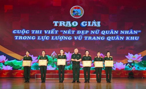 Ban tổ chức trao giải Cuộc thi viết “Nét đẹp nữ quân nhân trong lực lượng vũ trang Quân khu”. Ảnh: VĂN VIỄN