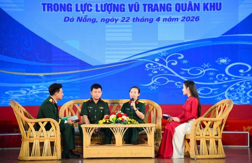 Giao lưu với các tác giả đoạt giải cao tại Cuộc thi viết “Nét đẹp nữ quân nhân trong lực lượng vũ trang Quân khu”. Ảnh: VĂN VIỄN