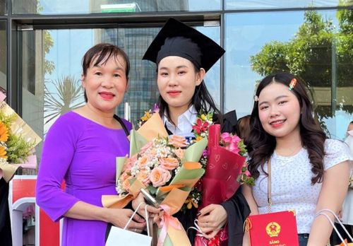 Bà Trần Thị Lan Thành (bên trái) chúc mừng con gái Khaikeo Xaisomphou (giữa) trong ngày tốt nghiệp đại học. Ảnh: NGUYỄN HỮU