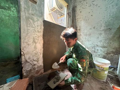 Đồn Biên phòng Hải Vân phối hợp Ủy ban Mặt trận Tổ quốc Việt Nam phường Hải Vân tổ chức sơn sửa nhà cho hộ nghèo. Ảnh: V.D