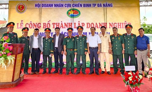Cựu chiến binh Hồ Văn Biết (thứ 6, bên trái sang) thành lập Công ty TNHH Hội Doanh nghiệp Cựu chiến binh Đà Nẵng, giải quyết việc làm cho nhiều lao động là con em cựu chiến binh. Ảnh: NGỌC QUỐC