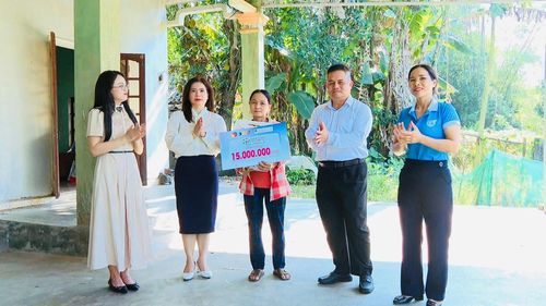 Hội Liên hiệp Phụ nữ xã Quế Sơn Trung phối hợp Báo và Phát thanh, truyền hình Đà Nẵng hỗ trợ gia đình chị Trần Tạo (thôn Khánh Đức). Ảnh: ĐVCC