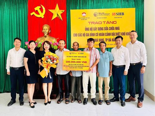 Xã Hòa Vang trao hỗ trợ sửa chữa nhà cho hộ nghèo, cận nghèo. Ảnh: V.D