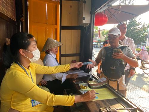 Một phần kinh phí từ bán vé tham quan phố cổ Hội An góp phần trùng tu, bảo tồn di sản bền vững. Ảnh: VĨNH LỘC