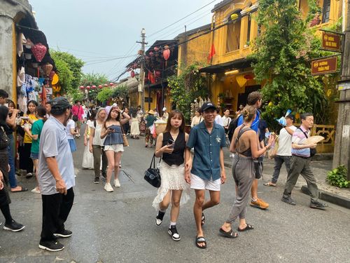 Khách tham quan phố cổ Hội An luôn đông nhưng tỷ lệ mua vé thấp. Ảnh: VĨNH LỘC