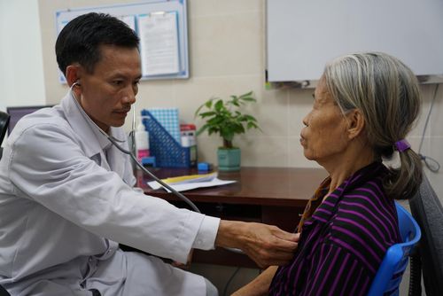 Người dân khám sức khỏe miễn phí tại Trung tâm Y tế khu vực Sơn Trà. Ảnh: DUY AN