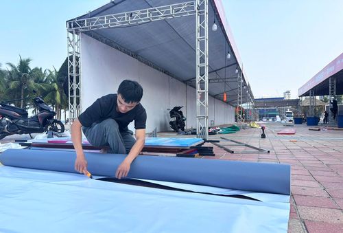 Công nhân khẩn trương lắp đặt, trang trí các khu vực dịch vụ trước ngày khai trương. Ảnh: ĐÔNG HẢI