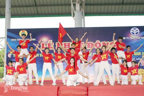 Một tiết mục văn nghệ do công nhân biểu diễn tại lễ phát động Tháng Công nhân của Công đoàn Công ty TNHH Pou Sung Việt Nam năm 2025. Ảnh: Nguyễn Hòa