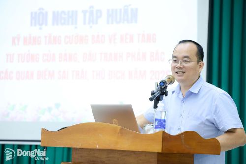 Trưởng phòng Lý luận chính trị và Lịch sử Đảng, Ban Tuyên giáo và Dân vận Tỉnh ủy Nguyễn Anh Đức truyền đạt nhiều nội dung thiết thực tại hội nghị. Ảnh: Bùi Dũng