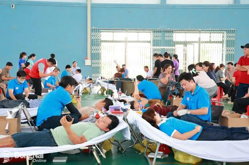 Cán bộ, công chức, viên chức, đoàn viên, thanh niên, lực lượng vũ trang và nhân dân tham gia hiến máu tình nguyện tại ngày hội. Ảnh: Vũ Nguyện