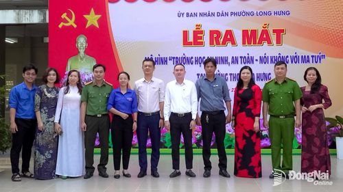 UBND phường Long Hưng ra mắt mô hình “Trường học an ninh, an toàn - nói không với ma túy”. Ảnh: Xuân Nương