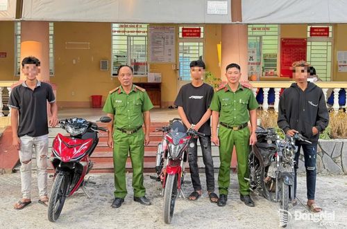 Công an phường Chơn Thành lập biên bản hồ sơ vụ việc đối với các thanh niên có hành vi lạng lách, bốc đầu xe. Ảnh: Đỗ Trình