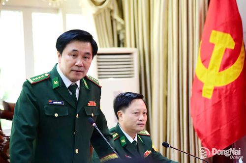 Đại tá Nguyễn Anh Đức, Ủy viên Thường vụ Đảng ủy Quân sự tỉnh, Phó Chỉ huy trưởng Bộ Chỉ huy Quân sự tỉnh kiêm Chỉ huy trưởng Bộ đội Biên phòng tỉnh thông tin một số kết quả thực hiện nhiệm vụ công tác quân sự, quốc phòng, biên phòng trong thời gian qua. Ảnh: Hồng Ánh