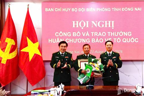 Đại tá Nguyễn Anh Đức, Ủy viên Thường vụ Đảng ủy Quân sự tỉnh, Phó Chỉ huy trưởng Bộ Chỉ huy Quân sự tỉnh kiêm Chỉ huy trưởng Bộ đội Biên phòng tỉnh và Đại tá Phạm Văn Đảng, Ủy viên Thường vụ Đảng ủy Quân sự tỉnh, Phó Chính ủy Bộ Chỉ huy Quân sự tỉnh kiêm Chính ủy Bộ đội Biên phòng tỉnh tặng hoa chúc mừng Đại tá Nguyễn Văn Phương, nguyên Chính ủy Bộ đội Biên phòng tỉnh. Ảnh: Hồng Ánh