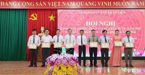 Lãnh đạo xã An Viễn khen thưởng các cá nhân trong phong trào thi đua yêu nước năm 2025. Ảnh: Thu Bồn