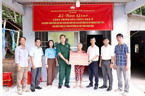 Bàn giao công trình sửa chữa nhà ở cho gia đình bà Trần Thị Anh, ngụ ấp Tân Lợi, xã Tân Tiến. Ảnh: Bùi Dũng