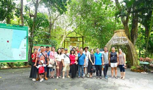 Du khách tham quan Khu di tích Xẻo Quít, xã Mỹ Hiệp, địa chỉ đỏ giáo dục truyền thống cách mạng của tỉnh Đồng Tháp.