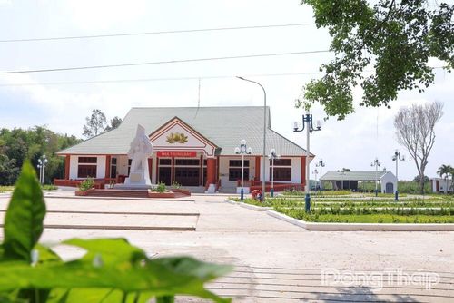 Nhà trưng bày Khu di tích Xẻo Quít được đầu tư xây dựng, góp phần hoàn thiện hạ tầng phục vụ trưng bày, giáo dục truyền thống và phát triển du lịch.