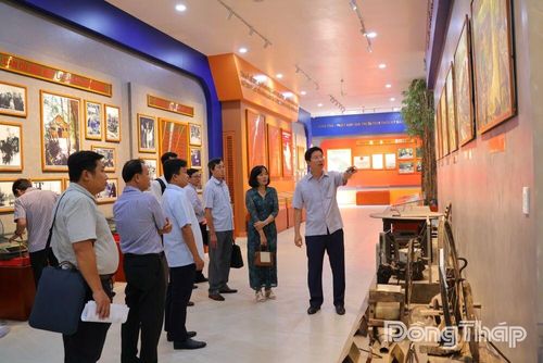 Phó Chủ tịch UBND tỉnh Đồng Tháp Huỳnh Minh Tuấn khảo sát không gian trưng bày, nghe giới thiệu về các hạng mục tái hiện lịch sử tại khu di tích.