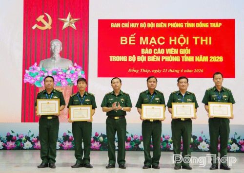 Thượng tá Nguyễn Vũ Hợp, Phó Chính ủy Ban Chỉ huy Bộ đội Biên phòng tỉnh Đồng Tháp trao giải Nhì, Ba các thí sinh.