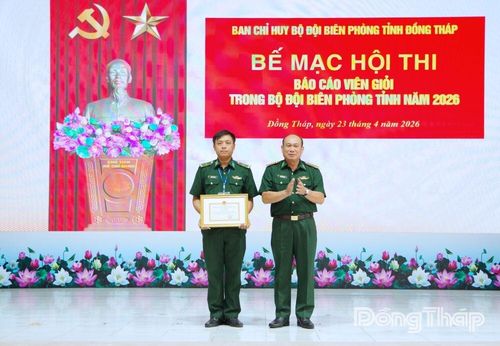 Đại tá Nguyễn Văn Minh, Chính ủy Ban Chỉ huy Bộ đội Biên phòng tỉnh Đồng Tháp trao giải Nhất cho Thiếu tá Nguyễn Văn Sáu, Chính trị viên phó Đồn Biên phòng Cửa khẩu Quốc tế Dinh Bà.