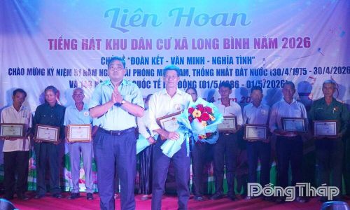 Đồng chí Châu Anh Vũ, Phó Chủ tịch UBND xã, trao thưởng cho Đội đoạt giải Nhất toàn đoàn.