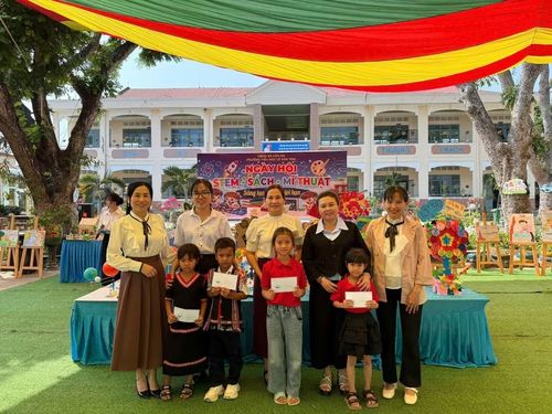 Ban tổ chức trao giải cho các học sinh đạt thành tích xuất sắc tại Ngày hội “STEM – Sách – Mỹ thuật – Sáng tạo không giới hạn” năm 2026. Ảnh: Đồng Lai