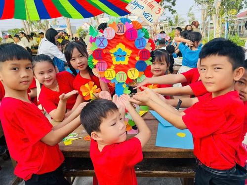 Các em học sinh thi trang trí tranh từ các vật liệu tìm được. Ảnh: Đồng Lai