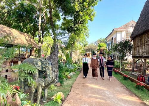  Không gian xanh. mát, đậm chất truyền thống trong khuôn viên nhà trường. Ảnh: Lam Nguyên 
