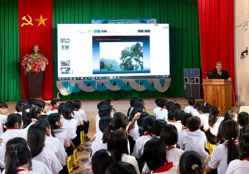  Buổi nói chuyện chuyên đề về cồng chiêng của nhà nghiên cứu Bùi Trọng Hiền với các em học sinh nhà trường. Ảnh: Lam Nguyên 