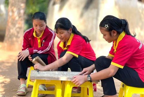  Em Siu Ngắn (giữa) cùng các bạn trong một buổi học làm phù điêu gỗ. Ảnh: Lam Nguyên 
