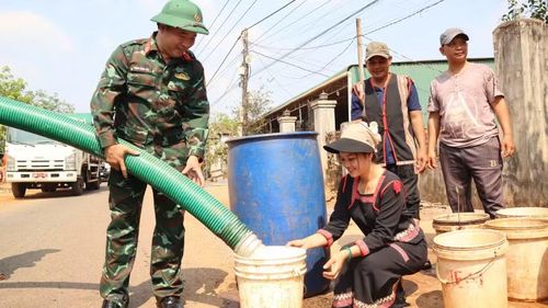 Người dân phấn khởi khi được hỗ trợ nước giữa thời điểm nắng hạn. Ảnh: Trần Đức