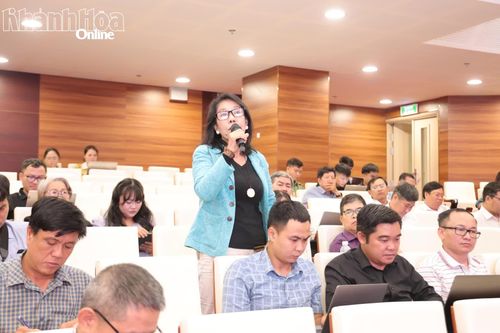 Nhà báo đặt câu hỏi liên quan đến kinh tế -xã hội cho lãnh đạo tỉnh.