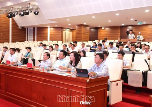 Các nhà báo, phóng viên và đại diện các cơ quan chuyên môn tham dự họp báo.