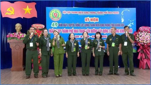 Cất cao tiếng hát "mãi mãi màu xanh thanh niên xung phong".