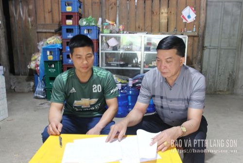 Bí thư Chi bộ, Trưởng thôn Nà Pất B (bên phải) tuyên truyền, vận động người dân bàn giao mặt bằng