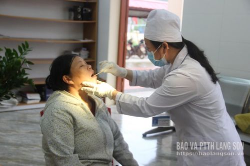 Người dân khám sức khỏe tại Trạm Y tế xã Thái Bình