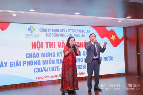 Nghệ sĩ Nhân dân Hoàng Thu Hương biểu diễn giao lưu tại chương trình