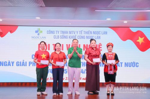Ban tổ chức trao giải Chuyên đề cho hội viên