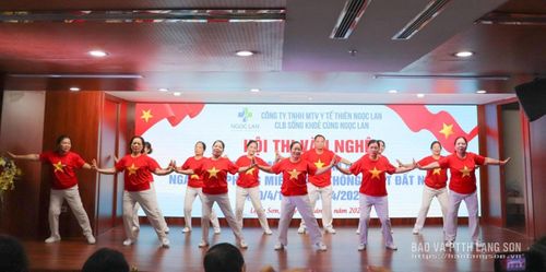 Không khí sôi động với tiết mục dân vũ khỏe khoắn của các hội viên cao tuổi