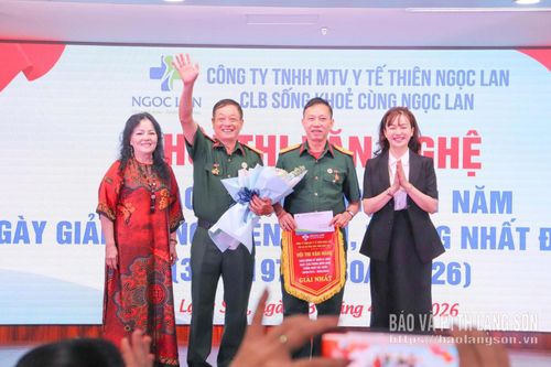 Ban tổ chức trao giải Nhất cho hội viên có tiết mục xuất sắc