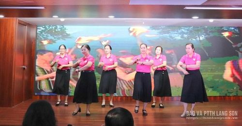 Tiết mục nhảy dân vũ tham gia hội thi