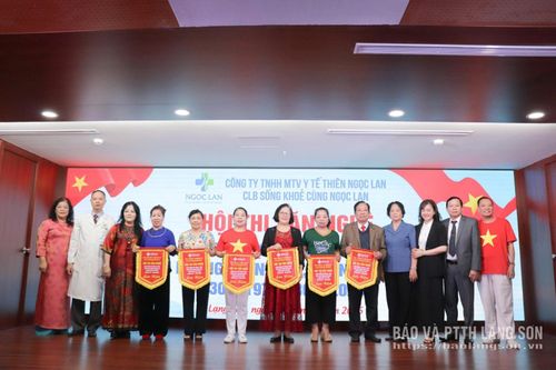 Ban tổ chức trao cờ lưu niệm cho 6 tổ hội tham gia hội thi