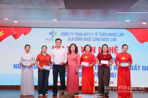 Các hội viên nhận giải khuyến khích cho các tiết mục đạt giải