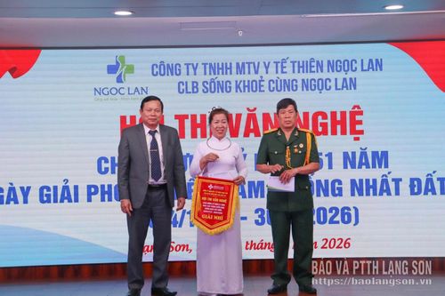Ban tổ chức trao giải Nhì cho tiết mục đạt giải xuất sắc