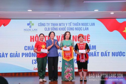 Hội viên nhận giải Ba cho tiết mục đạt giải