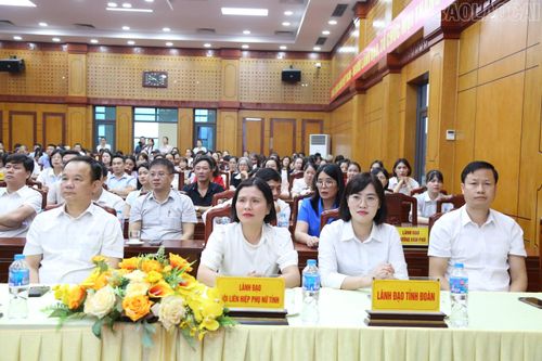 Các đại biểu tham dự buổi lễ phát động.